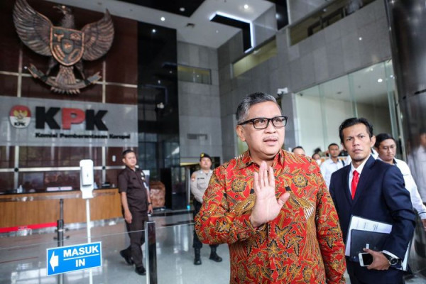 Sekjen PDIP Hasto Kristiyanto berjalan keluar gedung usai menjalani pemeriksaan di Gedung Merah Putih KPK, Jakarta, Senin (10/6/2024). Hasto Kristiyanto menjalani pemeriksaan kurang lebih selama 4 jam sebagai saksi dalam kasus dugaan suap penetapan calon anggota DPR terpilih periode 2019-2024 dengan tersangka Harun Masiku. ANTARA FOTO/Asprilla Dwi Adha/rwa.(ANTARA FOTO/Asprilla Dwi Adha)
